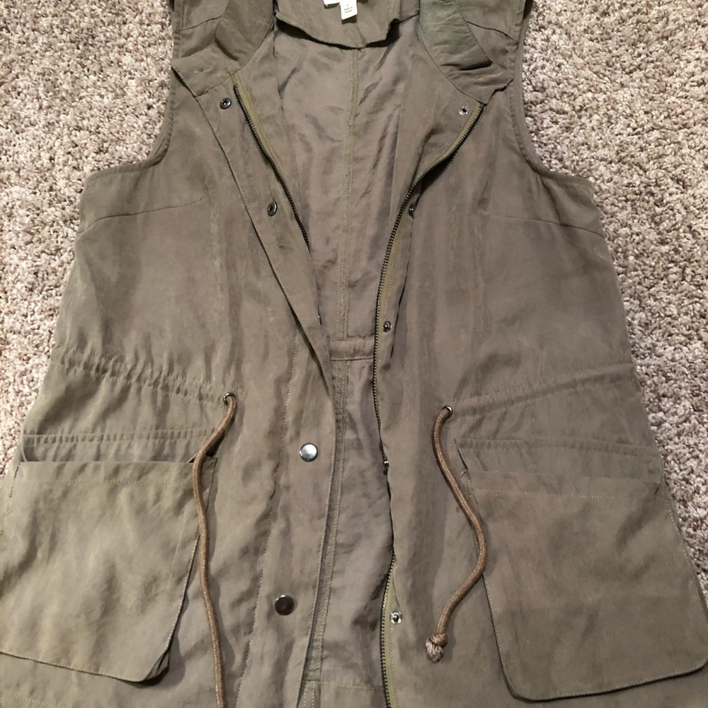 Hunter Green Light Weight Vest, size L